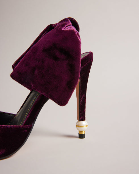 BATALYN-Shoes-Indulge in timeless glamour with our BATALYN heels. The unique design boasts a golden band and faux pearl detail on the heel, exuding luxury and sophistication that will elevate any outfit to statement status. Court heels Large bow on heel Golden band and pearl heel detail Pointed toe Slingback heel Heel height: 10.3cm- Ted Baker Romania